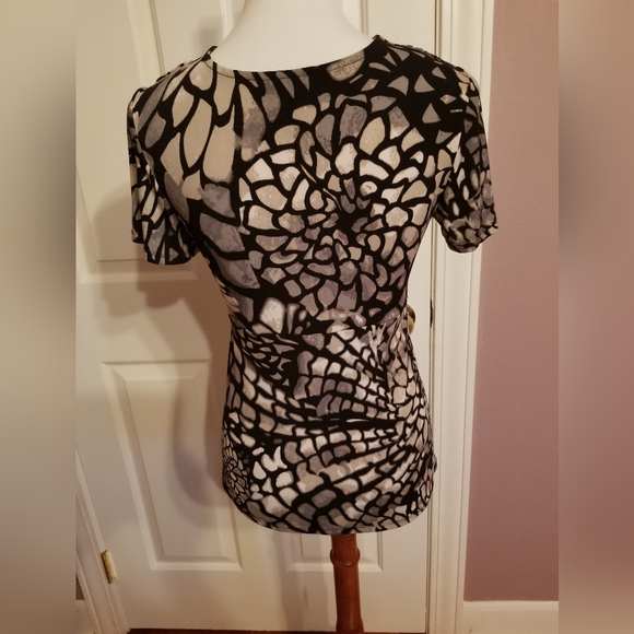 Flirty womens top - Picture 2 of 4